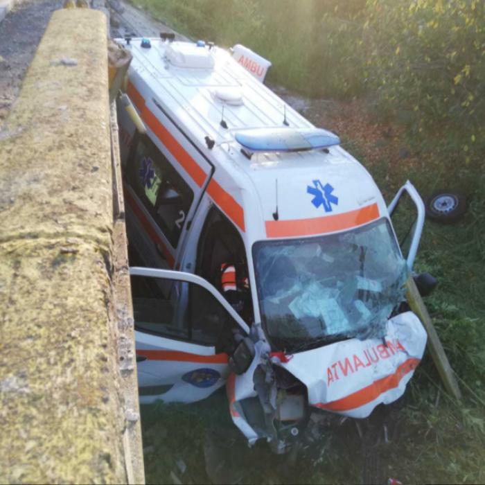 Românca infectată cu COVID-19, care era în ambulanța prăbușită în Gorj, a murit