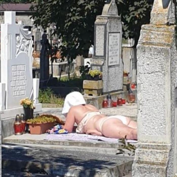 O româncă, pozată făcând plajă într-un cimitir din Alba Iulia