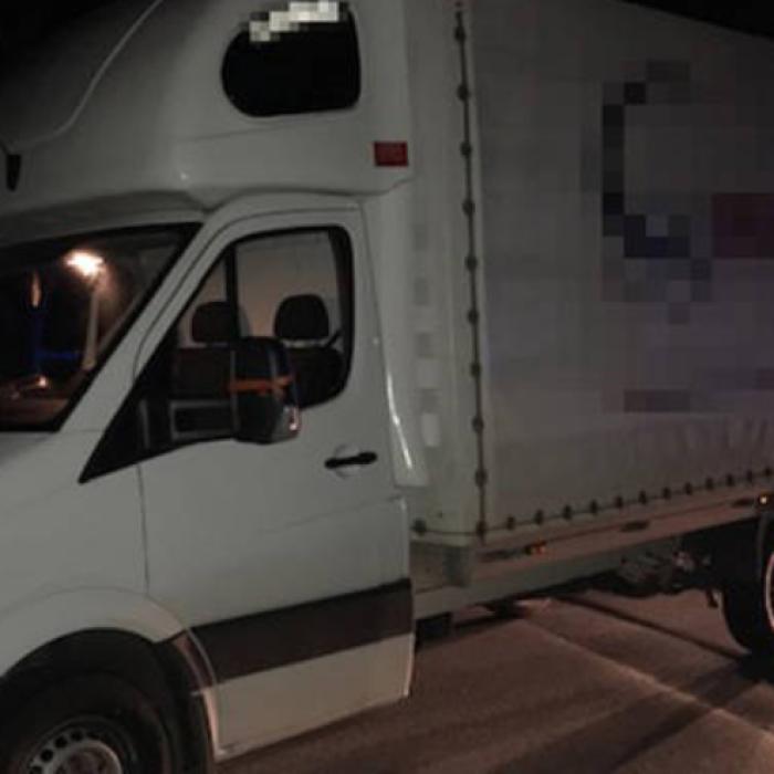 Austria. Șofer român arestat, după ce a primit 100.000 de euro ca să ascundă 21 de migranți în remorcă