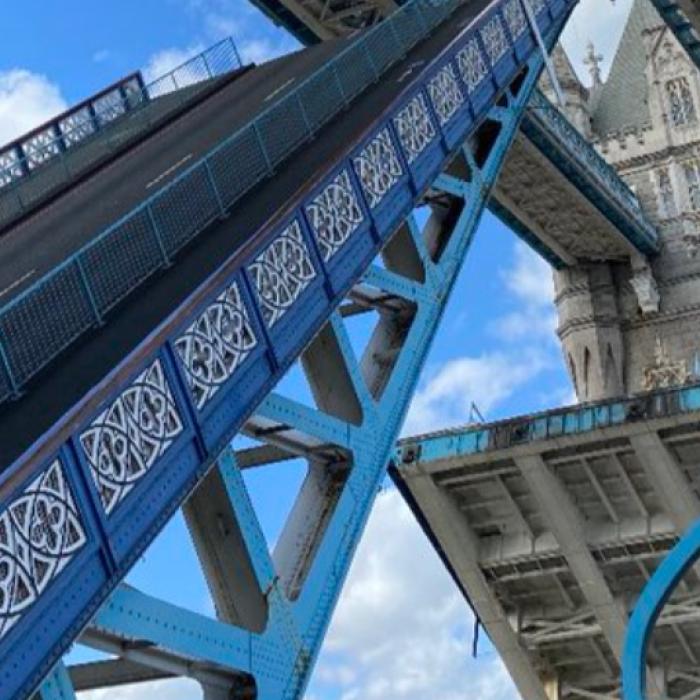 Haos la Londra. Celebrul Tower Bridge s-a blocat în timp ce era suspendat - FOTO/VIDEO