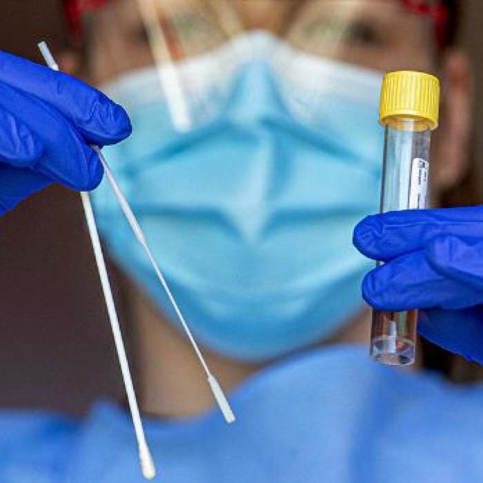 Medicii trag un semnal de alarmă: Două simptome atipice pentru COVID-19, prima manifestare a bolii