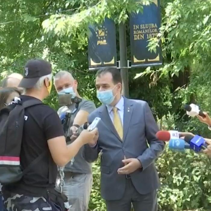 Protestatarul „Ceaușescu” cadou inedit pentru Orban: „Nu-l iau!”