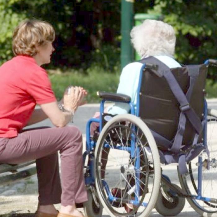 Italia. O badantă beată i-a provocat mai multe fracturi bătrânei de care trebuia să aibă grijă. Polițiștii au intrat pe fir