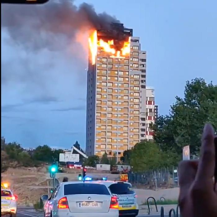Incendiu de proporții la Madrid: Bloc mistuit de flăcări, trafic paralizat (VIDEO)