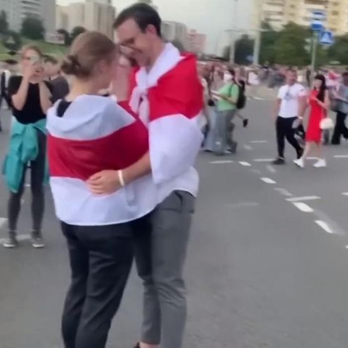 Belarus. Un tânăr şi-a cerut iubita în căsătorie în timpul protestelor 