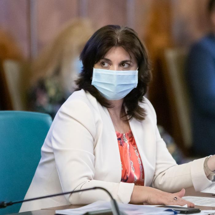 Monica Anisie explică în ce condiții pot opta părinții doar pentru școala online. Documentele necesare