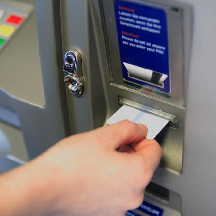 Mai mulți români au golit conturile bancare ale străinilor. Metoda prin care acționau