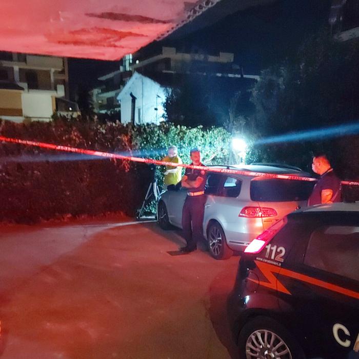 Caz ȘOCANT în Italia: Bebeluș găsit mort. A fost aruncat de părinți de la etaj după ce s-a născut - FOTO