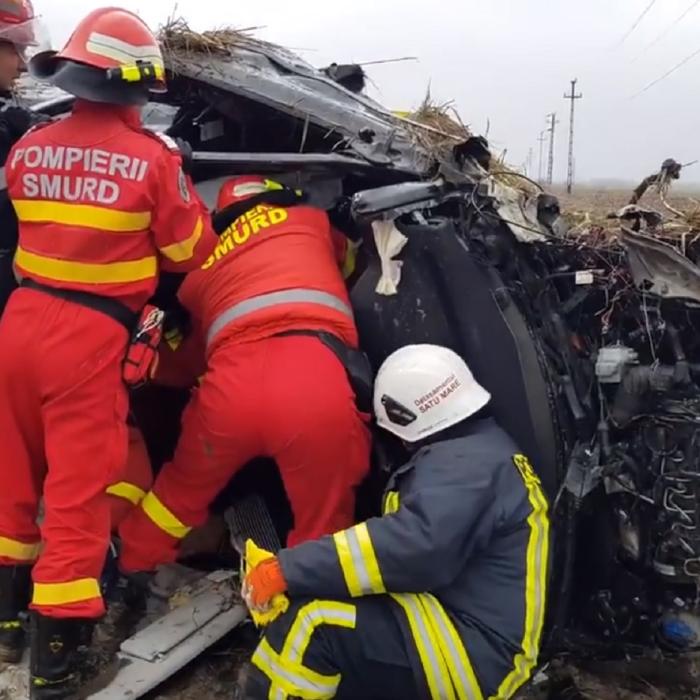 Doi români au murit după impactul unei ambulanţe cu o autoutilitară. O persoană, arsă de vie în mașină