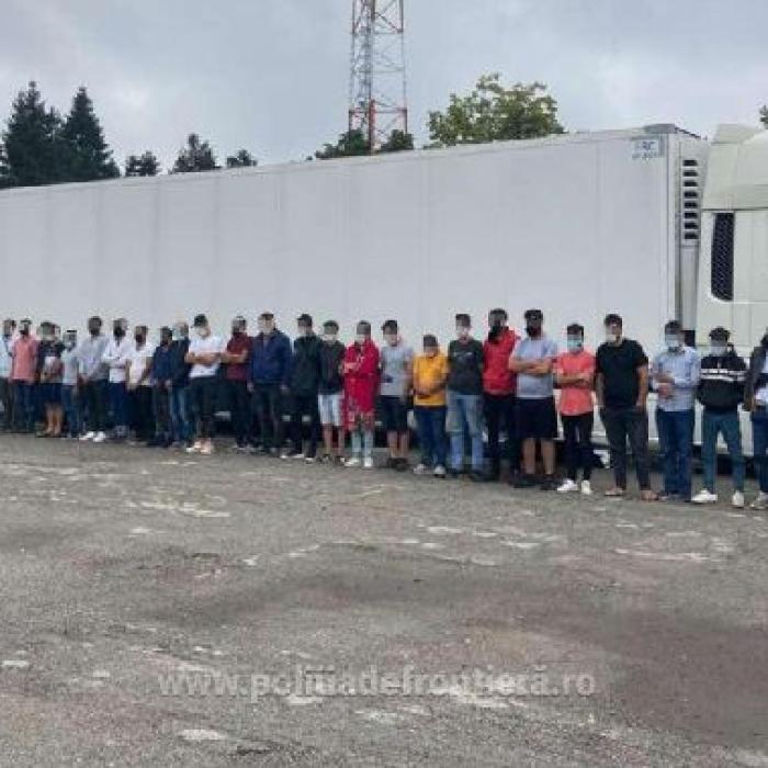 Migranți din Sri Lanka, "turiști" în România, băgați în camioane și debarcați în Italia. Rețea de trafic destructurată