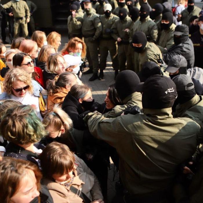 Situația TENSIONATĂ continuă în Belarus: Poliția a arestat cu brutalitate zeci de manifestante-VIDEO