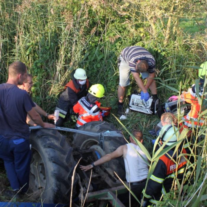 Germania. Român la un pas de moarte, după ce a rămas prins sub un tractor răsturnat