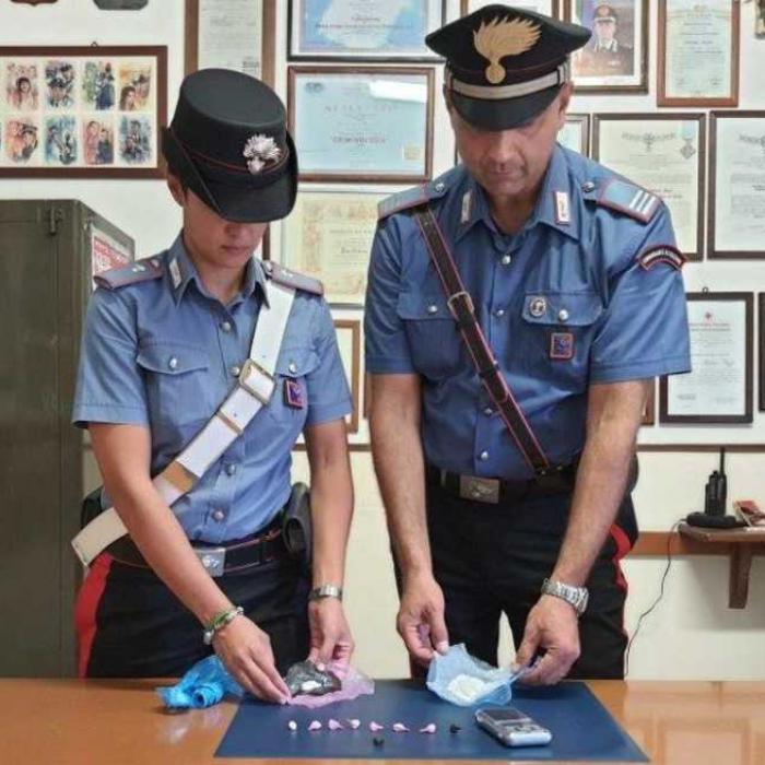 Italia. Român, prins de carabinieri cu droguri. S-a dat singur de gol