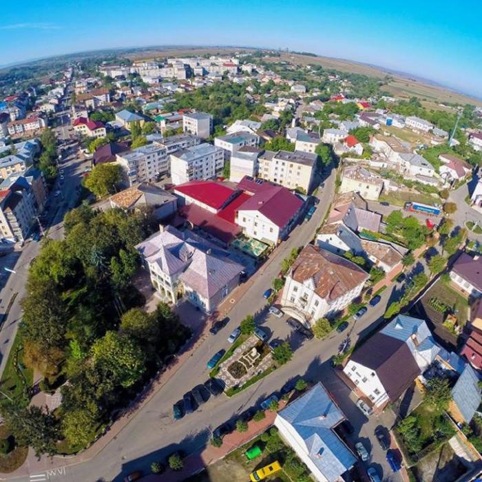Oraşul din România care a intrat pe scenariul roşu: şcolile, restaurantele şi bisericile se închid 