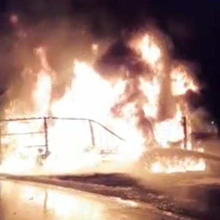 Un TIR încărcat cu ulei a luat foc pe Autostrada București-Pitești