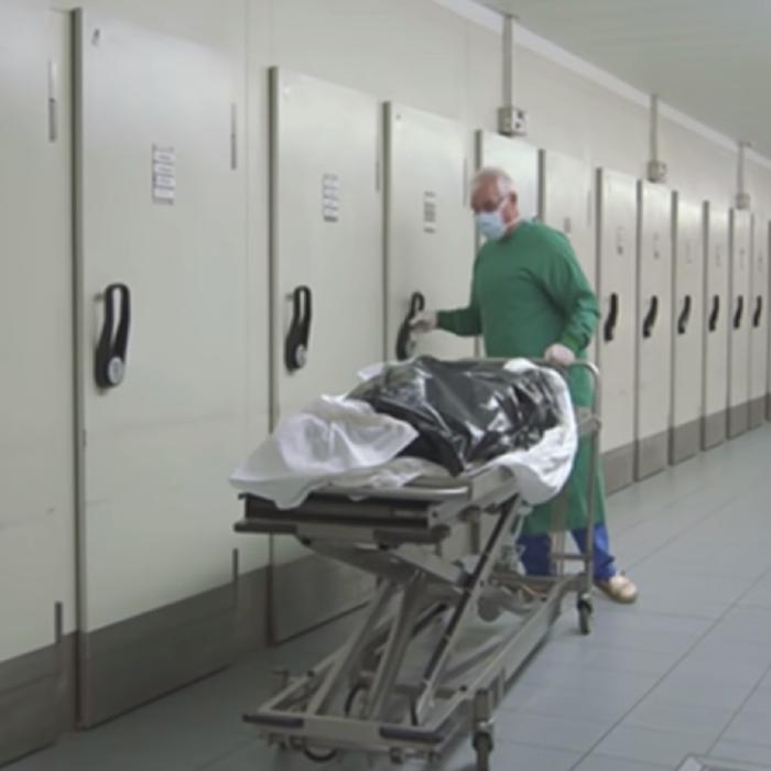 Încurcătură la morgă. Cadavrul unui preot român mort de Covid-19, înmormântat de altă familie