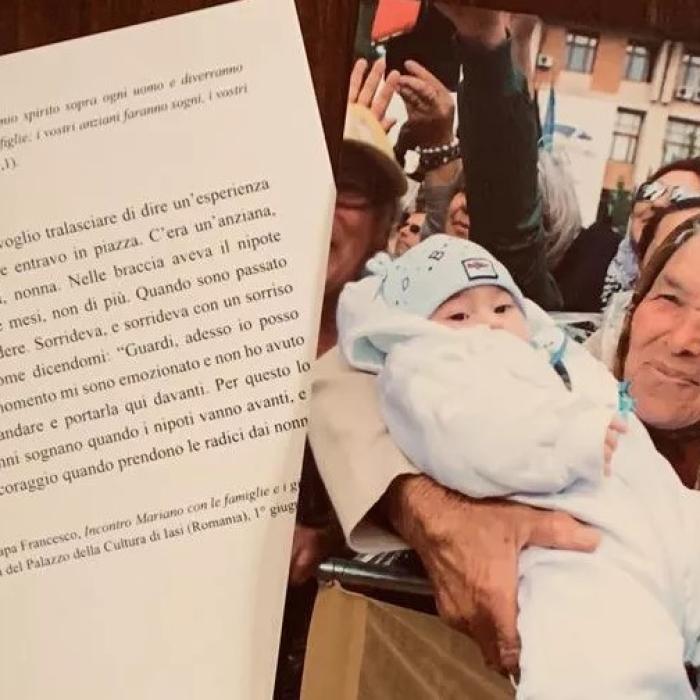 O româncă în brațe cu nepotul ei, imaginea cel mai des distribuită de Papa Francisc