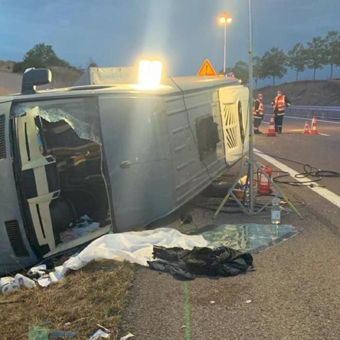 Franța. Microbuz cu 12 români, accident cumplit după ce șoferul a adormit: O fetiță de 10 ani, posibil să rămână fără o mână