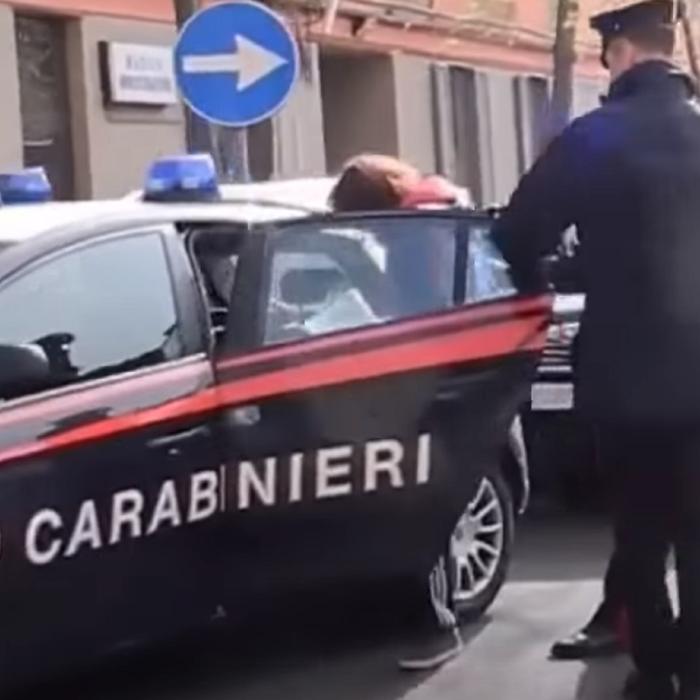 Italia. Româncă, luată pe sus de carabinieri înainte de a intra în carantină: Microbuzul în care călătorea a dat-o de gol