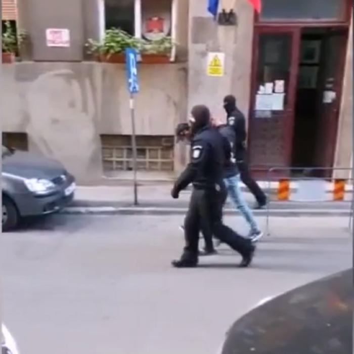 Un român mascat a violat și tâlhărit două femei. A intrat pe geamul apartamentelor