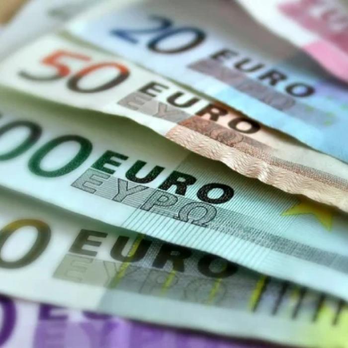 Euro trece de 4.86 lei, nou maxim istoric