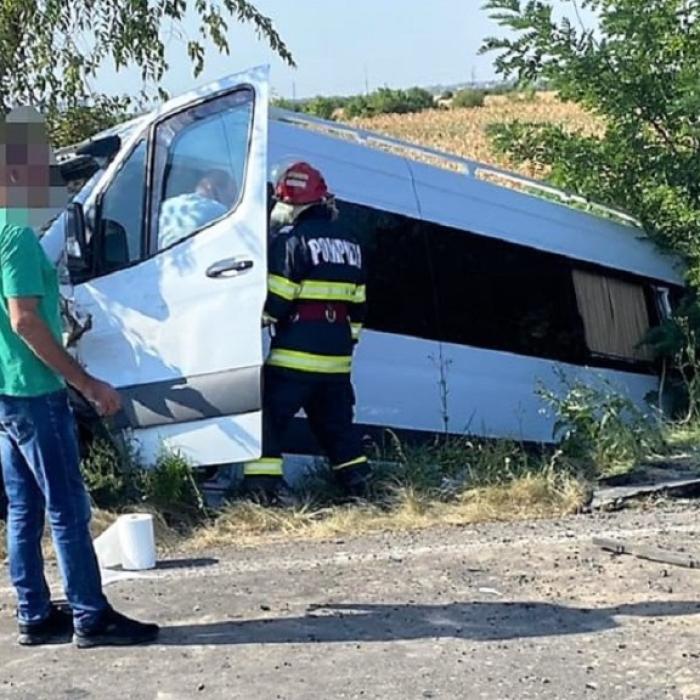 Microbuz plin cu români, implicat într-un accident: Trei copii și doi adulți, la spital