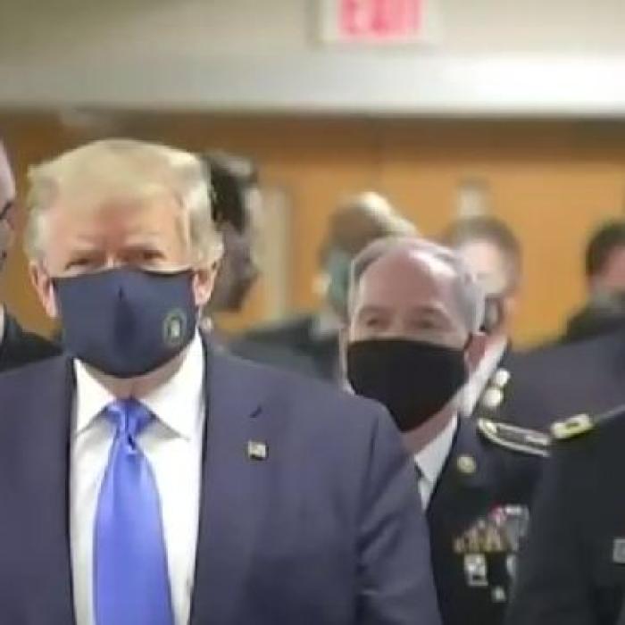 SUA. Preşedintele Donald Trump, HUIDUIT în timp ce îi aducea un ultim omagiu doamnei Justiţiei americane - VIDEO