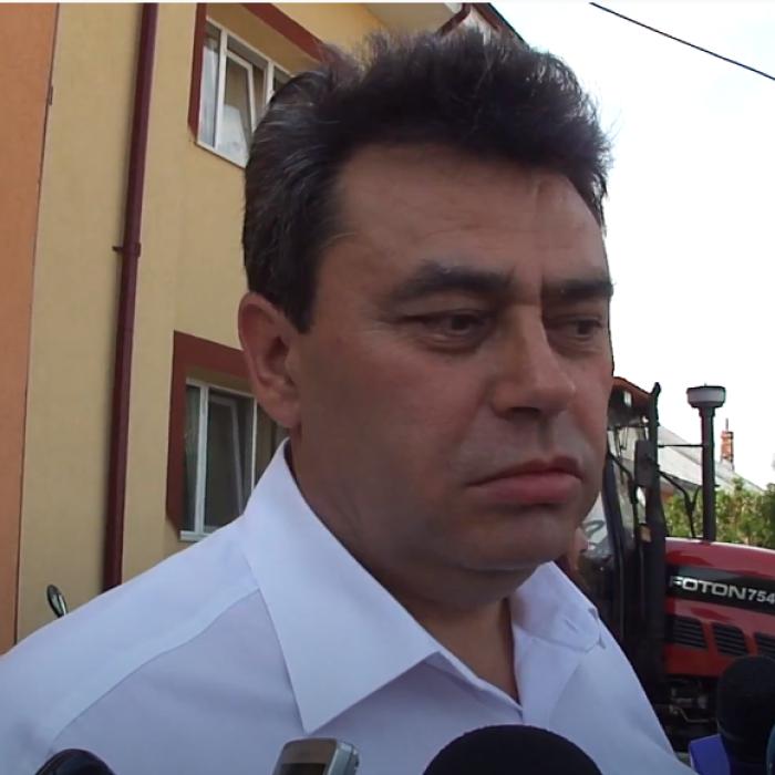 Ecouri despre Deveselu în presa internațională, după ce oamenii au sărbătorit în cimitir victoria primarului ales, mort de COVID