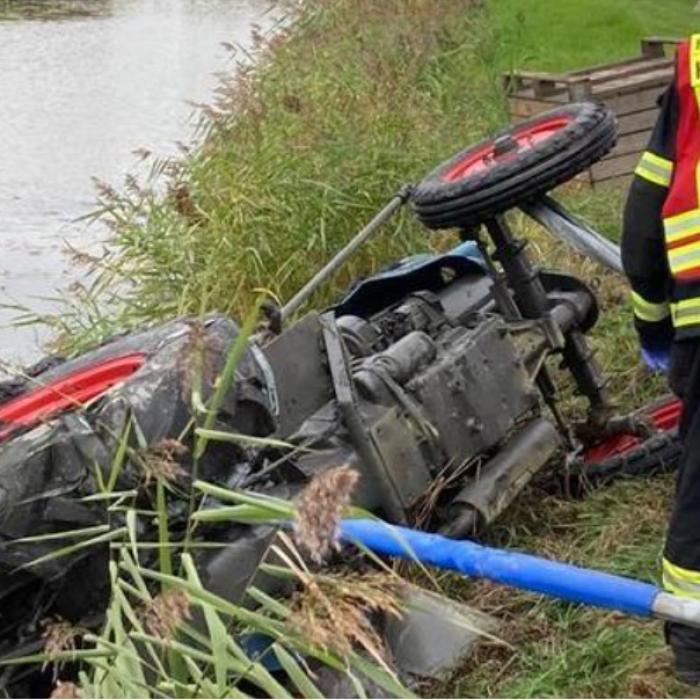 Tragedie la culesul merelor, în Germania: Muncitor român, mort după ce s-a răsturnat cu tractorul într-un lac