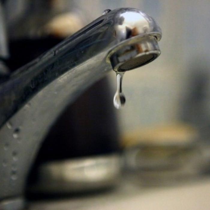 Aproape o treime din populaţia României nu este conectată la sistemul public de alimentare cu apă