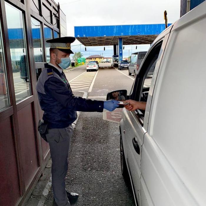 Frontieră: Peste 40.800 de români au părăsit ţara în 24 de ore