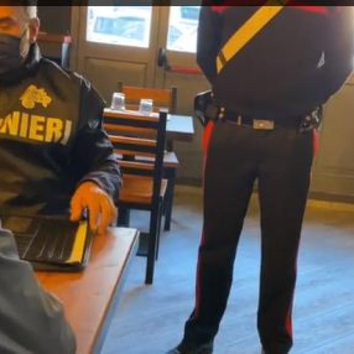 Restaurantul unui român din Italia, asaltat de carabinieri: Canapele „decorate“ cu mitraliere și droguri... la farfurie