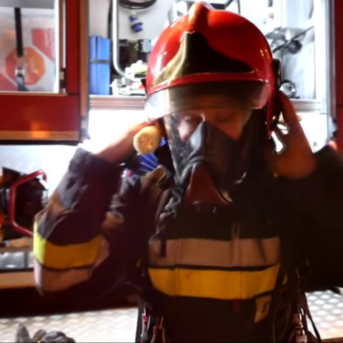 Alertă în Gara Sinaia: Incendiu la locomotiva unui tren încărcat cu motorină