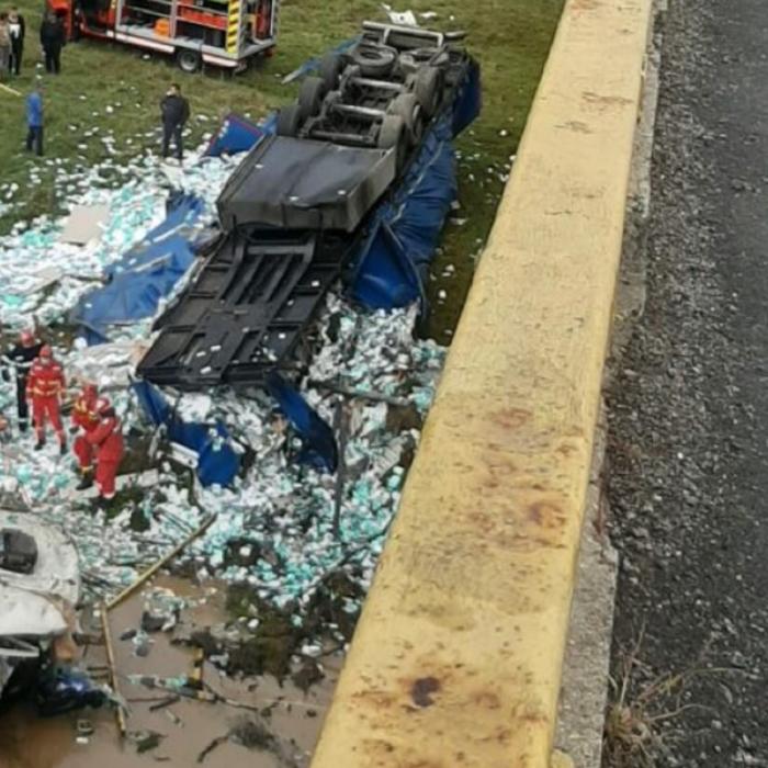 Șofer român de TIR, mort în cabină după ce a căzut în râul Lotru