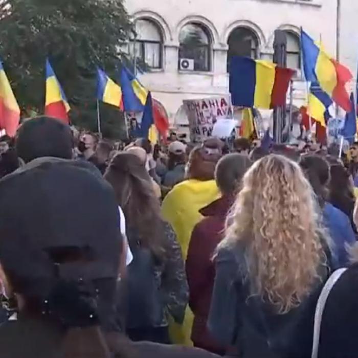 13 persoane care au protestat, sâmbăta, în Piaţa Universităţii, amendate. Nu au respectat măsurile impuse de autorităţi