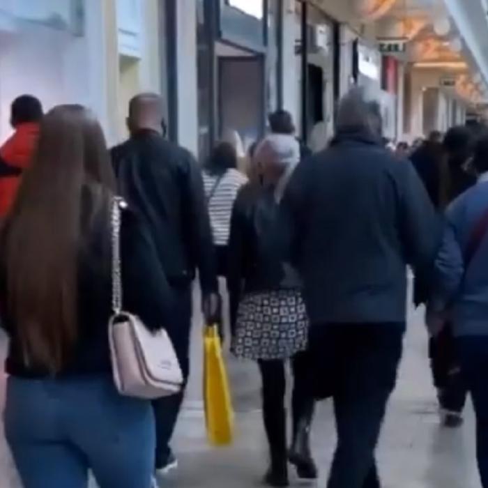 Îmbulzeală la mall-uri pentru cadourile de Crăciun. Oamenii se tem că vor fi închise, în carantină