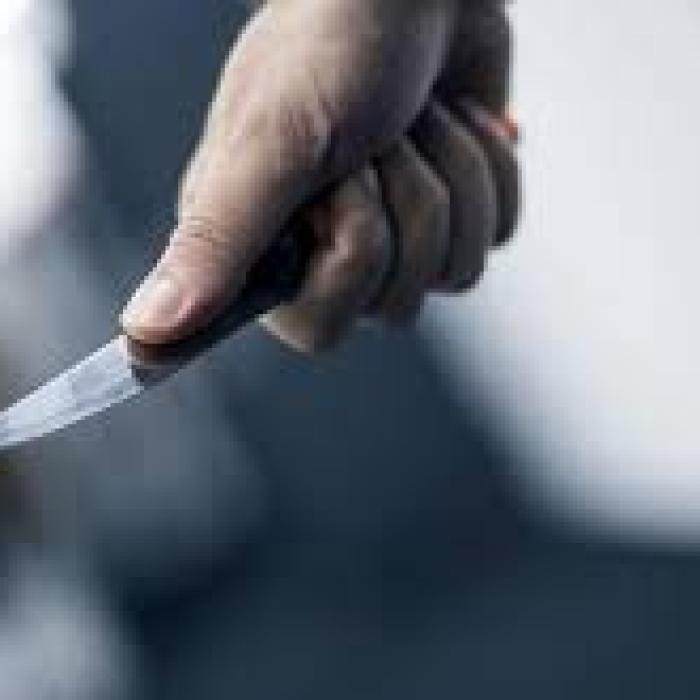 Tânăr român, de 25 de ani, înjunghiat de un copil de 13 ani