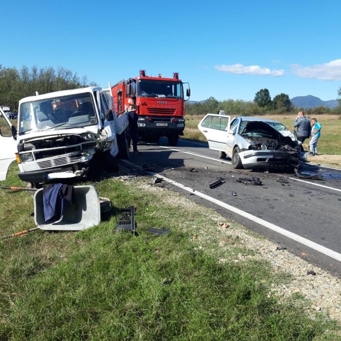 Patru români, între care un copil, răniți după impactul dintre o mașină și o camionetă