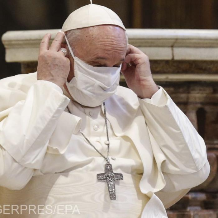 Gest SIMBOLIC la Vatican: Papa Francisc s-a rugat pentru prima dată cu masca pe față pentru victimele pandemiei