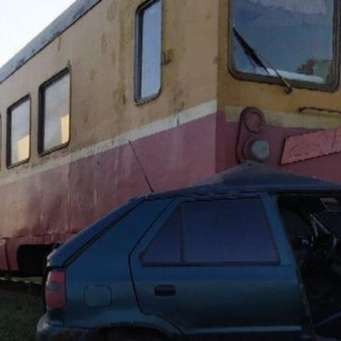 Mașină, spulberată de un tren în Republica Moldova. Şoferul, în stare de şoc, a ajuns la spital