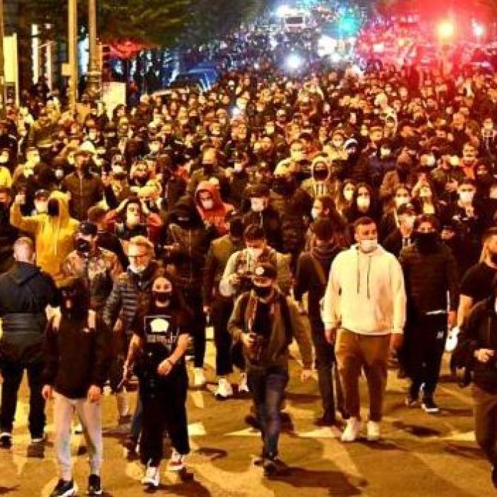 Proteste violente la Napoli. Poliţiştii, atacaţi de oamenii furioşi. Mulţimea, gonită cu gaze lacrimogene