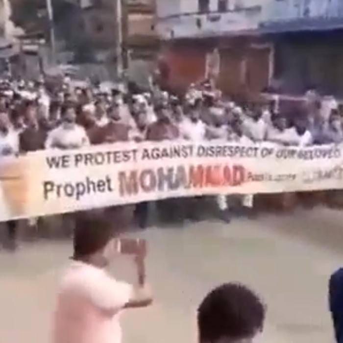 Proteste de amploare împotriva lui Macron: „Se închină lui satan!“