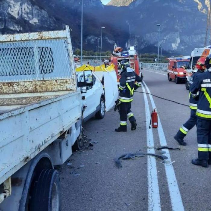 Un român de 55 ani, implicat într-un accident mortal în Italia. O asistentă socială a murit pe loc, soțul ei e în stare gravă