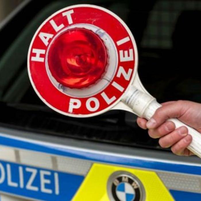 Germania. Microbuz plin cu români, blocat în trafic: Pasagerii, lăsați în mijlocul drumului