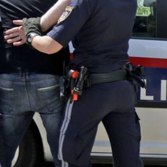Austria. Îngrijitor român, dat jos din microbuzul cu care venea spre țară, într-o benzinărie: Poliția i-a luat rucsacul