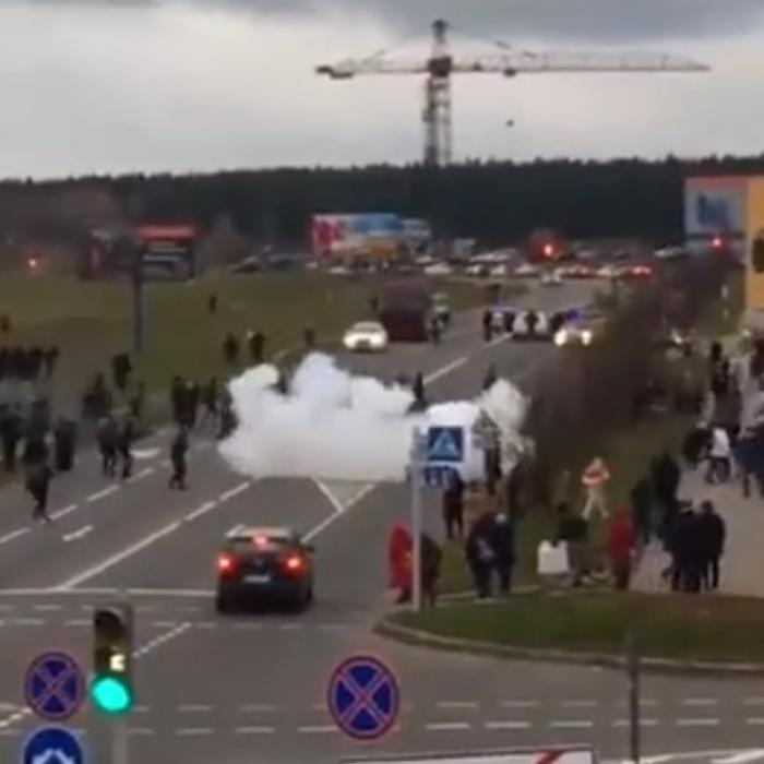 Violențe de amploare în Belarus: Zeci de mii de oameni protestează în Minsk. S-au tras FOCURI de ARMĂ (VIDEO)