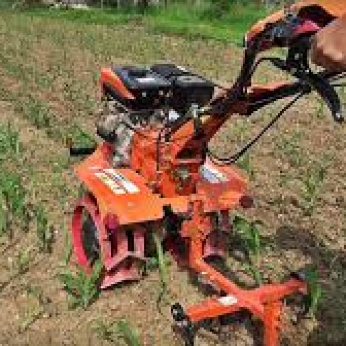 Un muncitor român și-a prins mâna într-un utilaj agricol. A fost salvat la limită de colegii lui