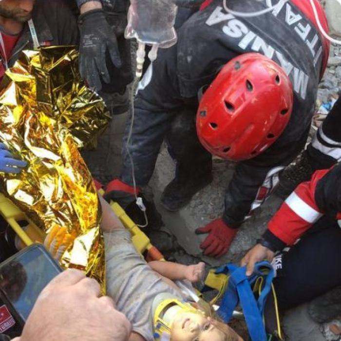 Fetiță de patru ani, salvată de sub dărâmături, la 91 de ore de la cutremurul din Turcia. Primarul Izmirului: ”Am asistat la un miracol"