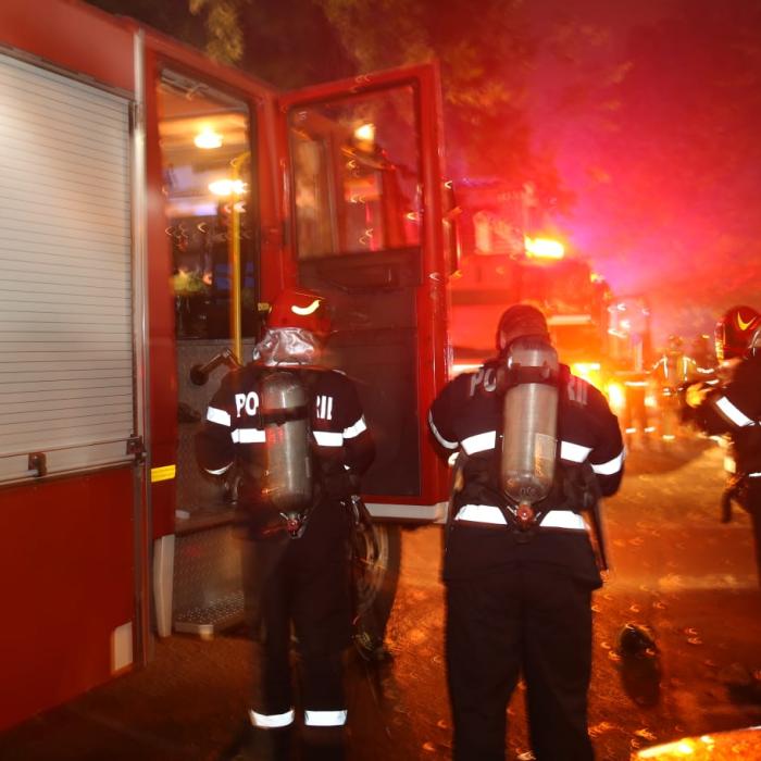Patru CASE din Bucureşti au luat FOC. Şapte echipaje de pompieri se luptă cu flăcările