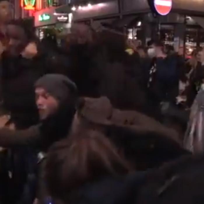 Ultima seară de petrecere în Marea Britanie înainte de lockdown. Tinerii au umplut puburile (VIDEO)